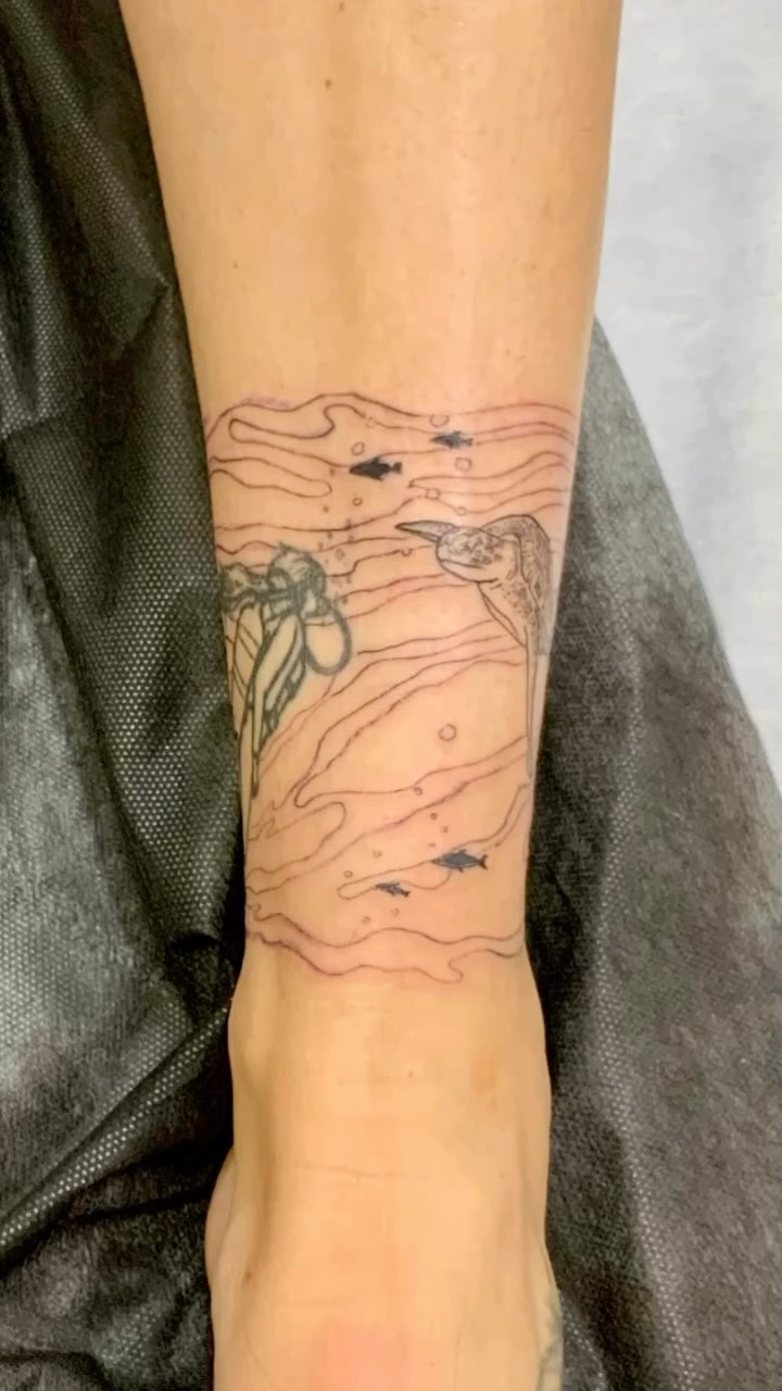 Muchas gracias Paloma!
@jotatattoo.es👈🏻👈🏻
@pilar_serna
@agu_ac 
@ani.mello👈🏻👈🏻
@amartinro 
@_wildsoultattoo 
@ersonbaty

ABIERTA AGENDA PARA NOVIEMBRE Y DICIEMBRE DE 2025
Puedes hacer consultas y reservar tu cita por WhatsApp en: 
622190576 Jota 👈🏻
NO ATENDEMOS LLAMADAS. 
Gracias por vuestra paciencia 

#tortugatattoo #submarinismo #submarinetattoo #ornamental #brazalete #tatuajepersonalizado #fineline #finelinetattoo 
#tattoo #tatuaje #aloetattoo #tatuajessalamanca #salamancatattoo #barriodeloeste #barriodeloestesalamanca #soydeloeste #jota #jotatattoo.es #jotatatu #salamanca #2025