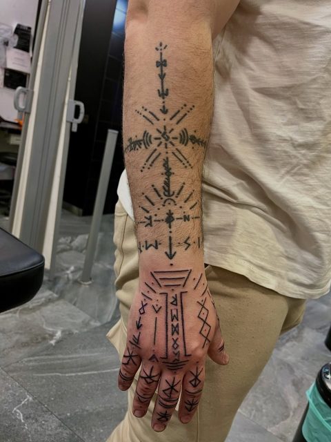 Muchas gracias Carlos
@jotatattoo.es👈🏻👈🏻
@pilar_serna
@agu_ac 
@ani.mello
@amartinro 
@_wildsoultattoo 
@ersonbaty 
ABIERTA AGENDA PARA FEBRERO Y MARZO DE 2026
Puedes hacer consultas y reservar tu cita por WhatsApp en: 
622190576 Jota 👈🏻
NO ATENDEMOS LLAMADAS. 
Gracias por vuestra paciencia.
#tatuajessalamanca #salamancatattoo #manostattoo #runasvikingas #runas tattoo