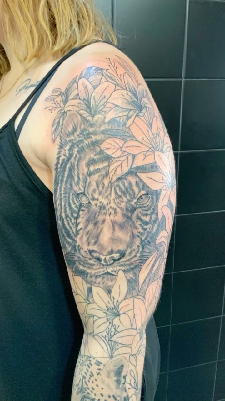 Segunda sesión del brazo de @_daniielaa.gg_ 
Muchas gracias por tu aguante! 💪🏻
@jotatattoo.es👈🏻👈🏻
@pilar_serna
@agu_ac👈🏻👈🏻
@ani.mello👈🏻👈🏻
@amartinro 
@_wildsoultattoo 
@ersonbaty 

ABIERTA AGENDA PARA JULIO, AGOSTO Y SEPTIEMBRE DE 2026
Puedes hacer consultas y reservar tu cita por WhatsApp en: 
622190576 Jota 👈🏻
NO ATENDEMOS LLAMADAS. 
Gracias por vuestra paciencia.

#tatuajessalamanca #salamancatattoo #tattoo #jotatattoo #barriodeloestesalamanca